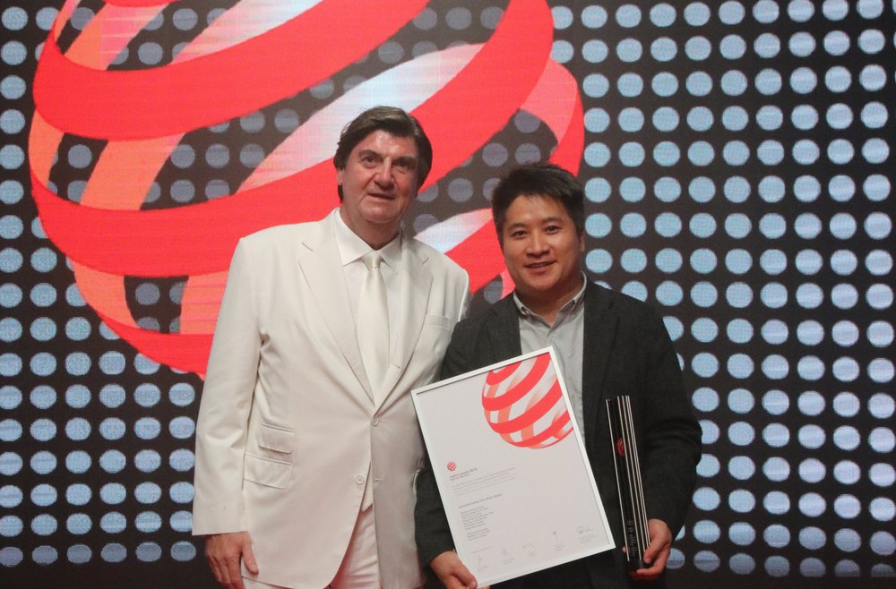紅點獎主席彼得?扎克教授為吳耀頒發證書.JPG