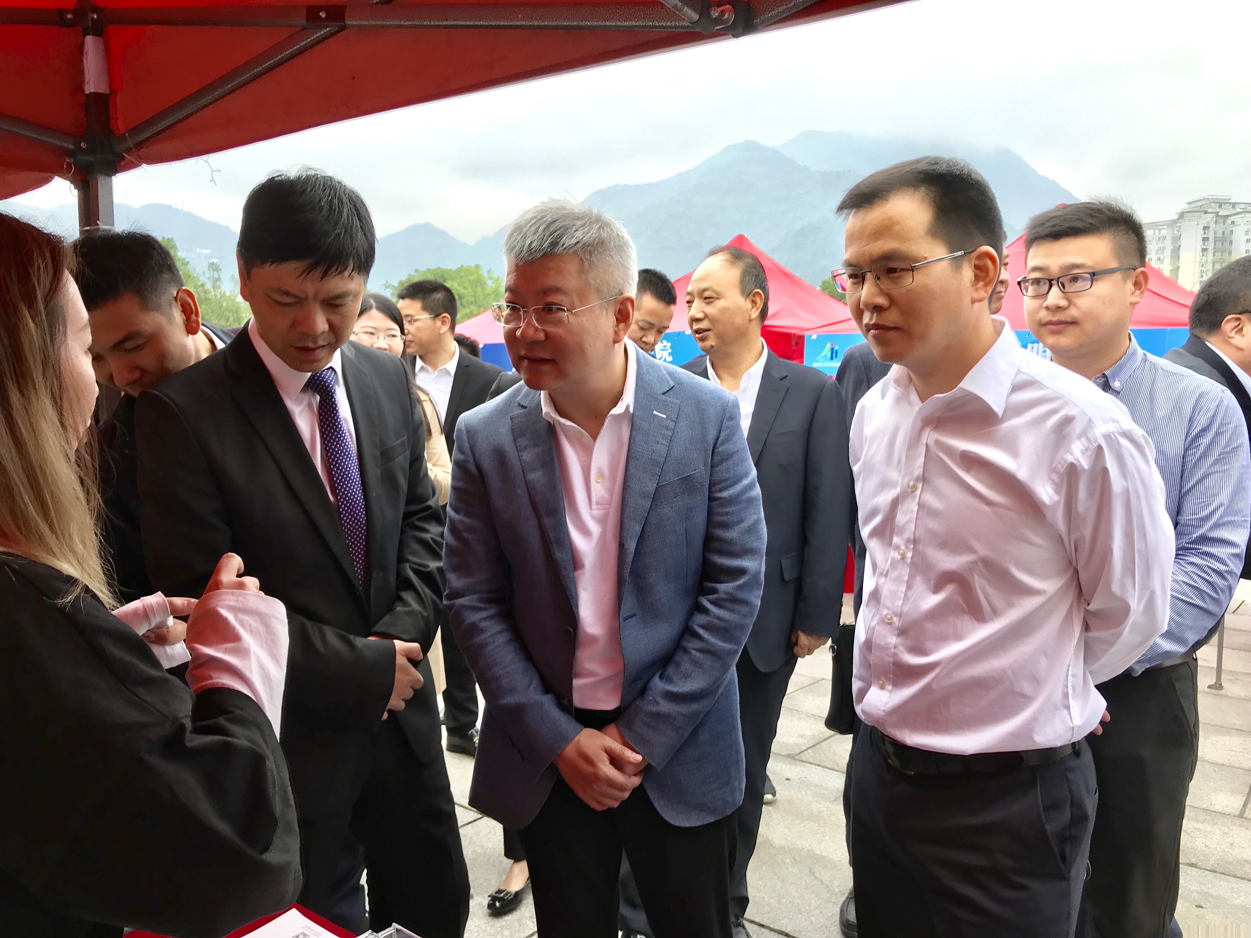 汪馳副市長一行參觀我校Ag銀藝創創業團隊.jpg