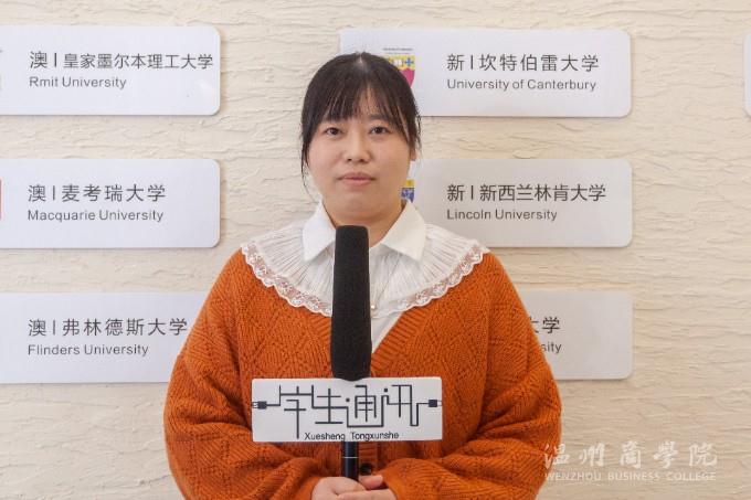 12.24校友采訪 柳瑛 舉話筒.jpg