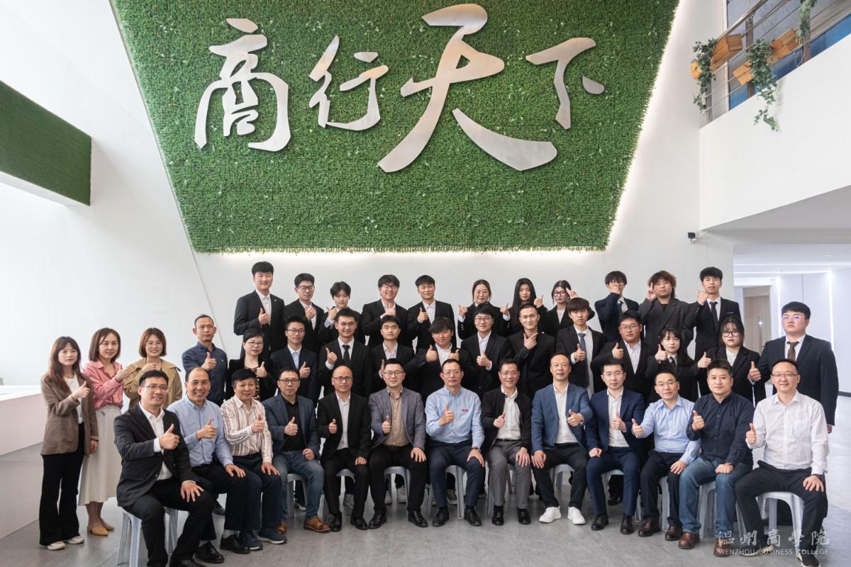 2022.5.18 創管班導師——合照2 朱思怡攝.jpg