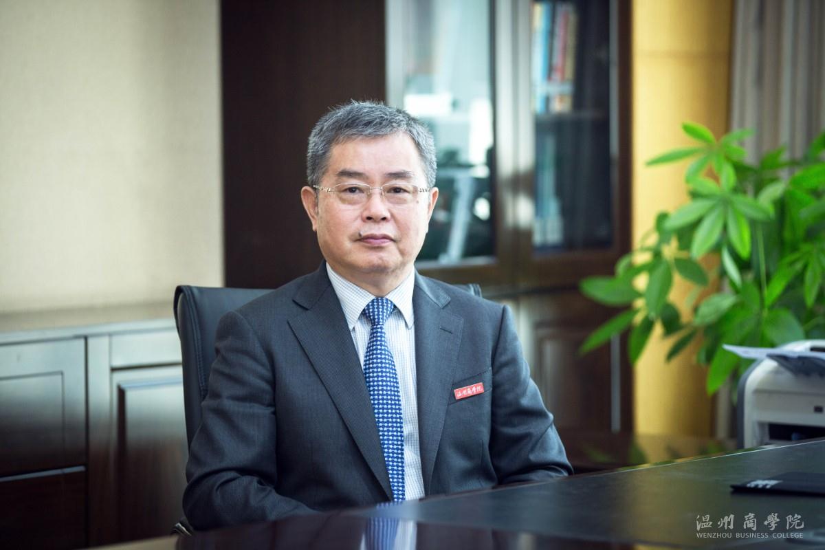 李楊校長(zhǎng)照片.jpg