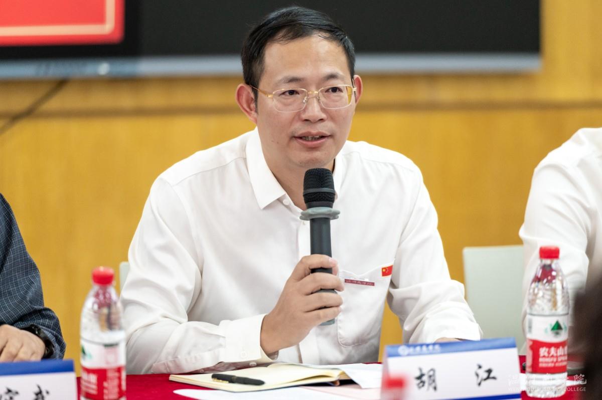 胡校.jpg