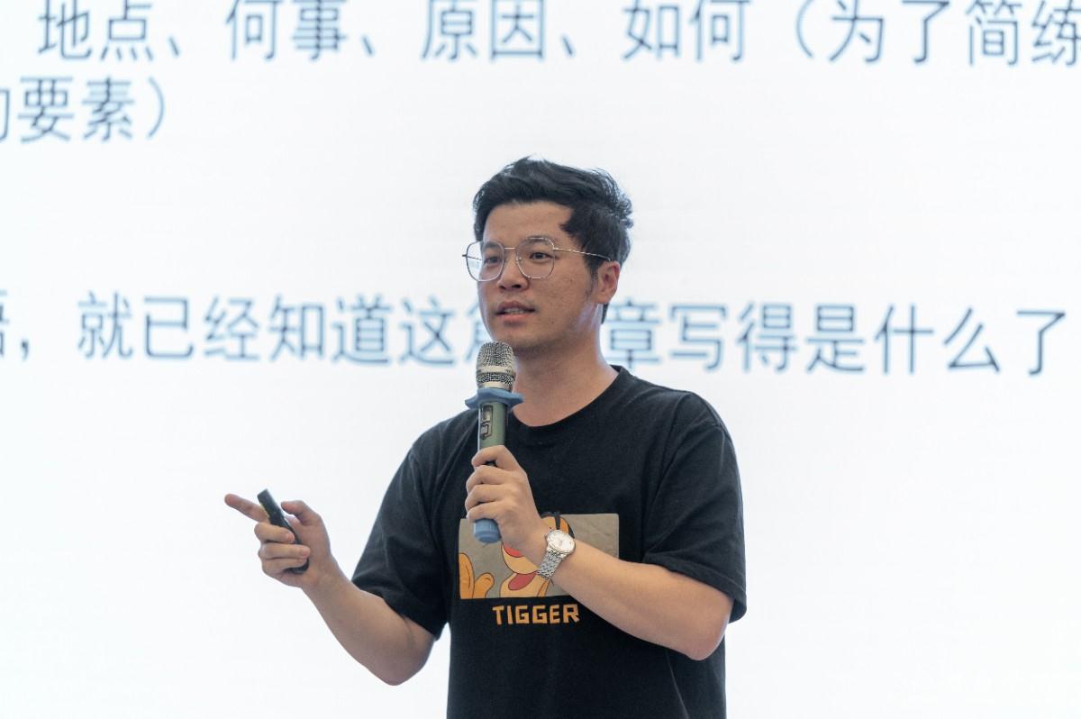 2024.6.5 新聞記者集訓(xùn)營第一期暨校園春拍大賽AIMV校歌大賽頒獎儀式 余泓毅攝-16.jpg