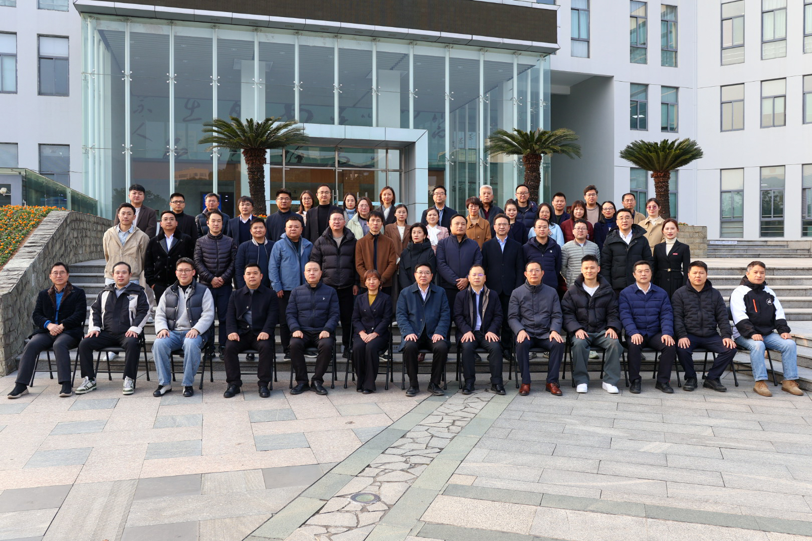 20241214校友企業家懇談會 合照5 夏雨生攝.jpg